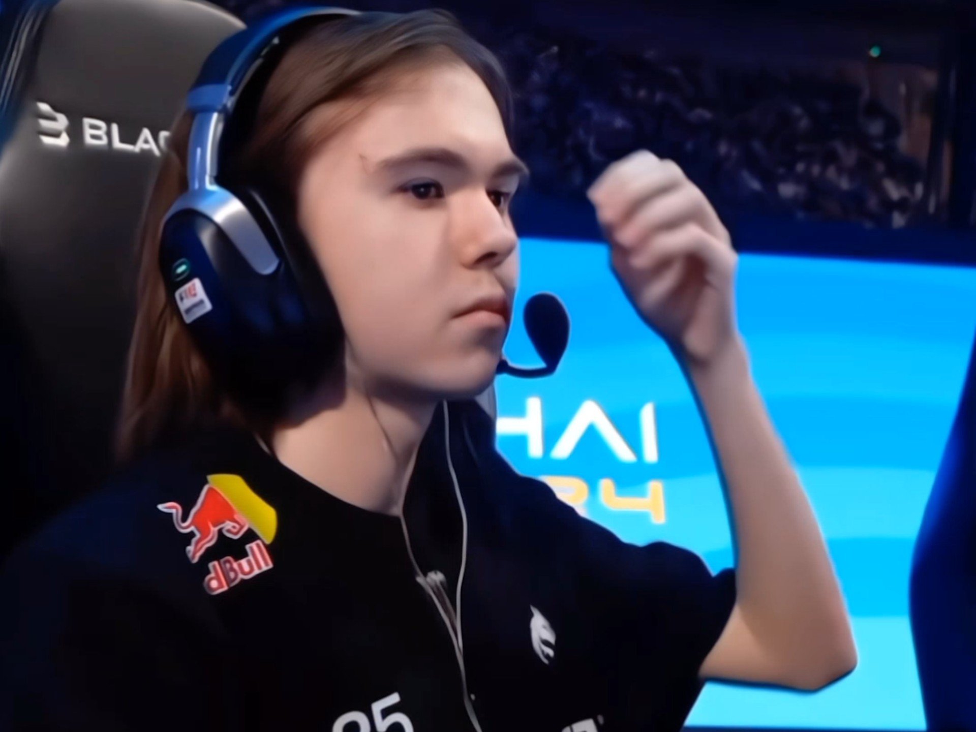 一起打开香槟吧！ Jee 的狙击手三杀白色菜单，突破B点， TyLoo 战胜NAVI赢得第一张地图